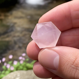 Fasetirani kristal s sveto geometrijo rožnatega kremena