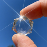 Fasetirani kristal s sveto geometrijo iz čistega kremena