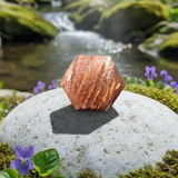 Ametist s fasetiranim kristalom svete geometrije